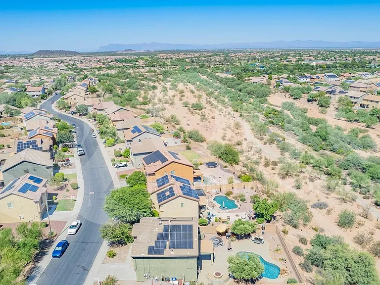 2561 N Hawthorn Dr — Photo 63