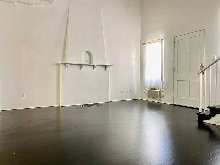 1042 N Crescent Heights Blvd — Photo 7
