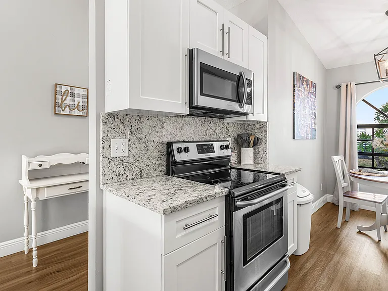 13545 Fountain View Blvd — Photo 9