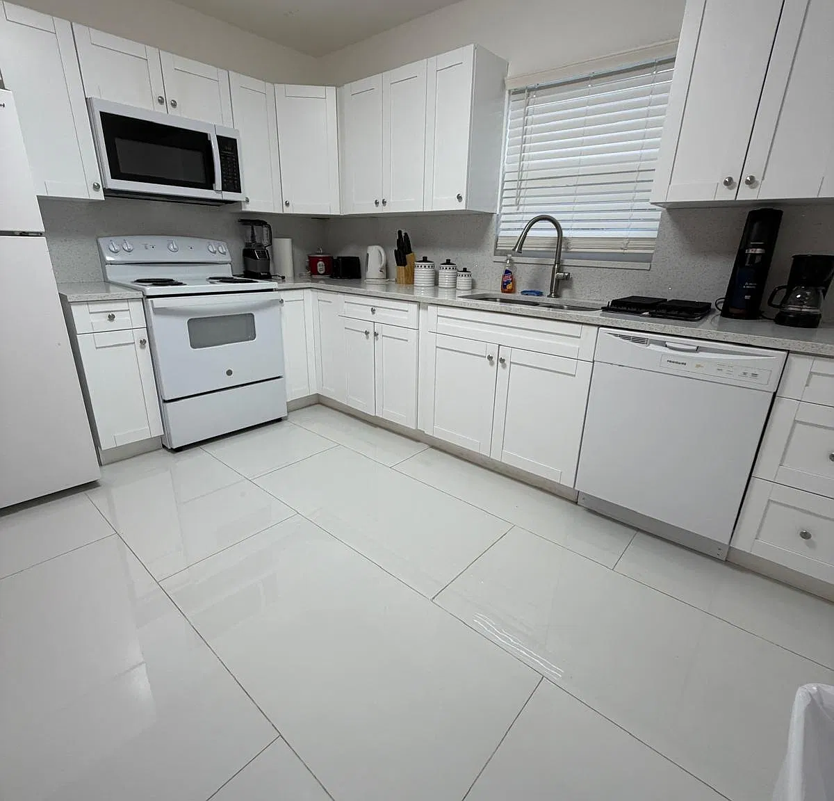 3 bed, 2.0 bath, 2332 sqft, $2,900 — Photo 4