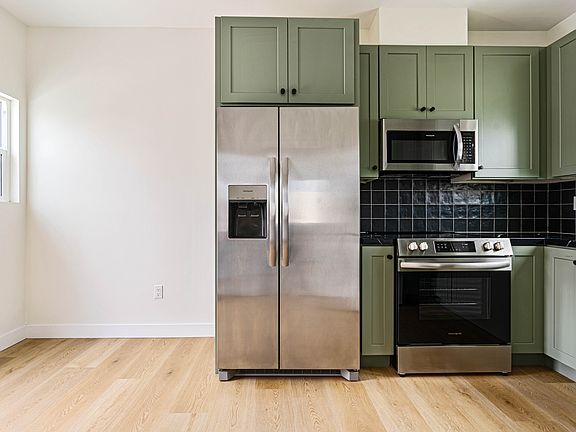 3rd image of 1953 Emerald St #3