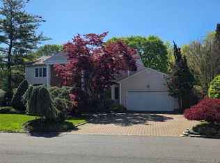 78 Woods Dr, Roslyn, NY 11576