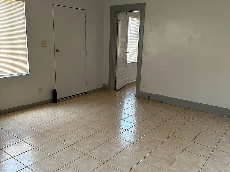 408 N Saint Louis St #410-1/2 — Photo 4