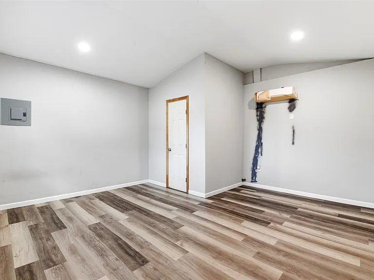 9403 Spaulding St — Photo 38