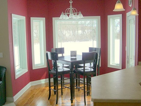 Breakfast nook to enjoy the wildlife while enjoying your favorite hot beverage