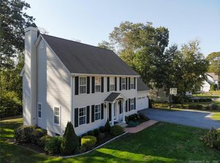 121 Castle Hill Rd, Pawcatuck, CT 06379