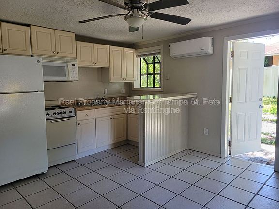 3rd image of 643 Wisteria Ct APT B