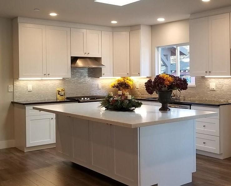 Large and bright kitchen with plenty of storage