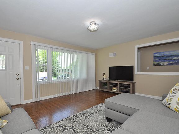 3rd image of 5226 N Lydell Ave