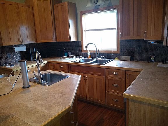 3 sinks, nice cabinets