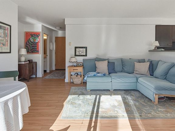 4th image of 356 Gorge Rd E #303