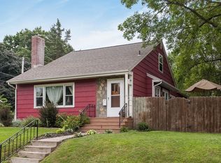 217 27th St NE, Cedar Rapids, IA 52402
