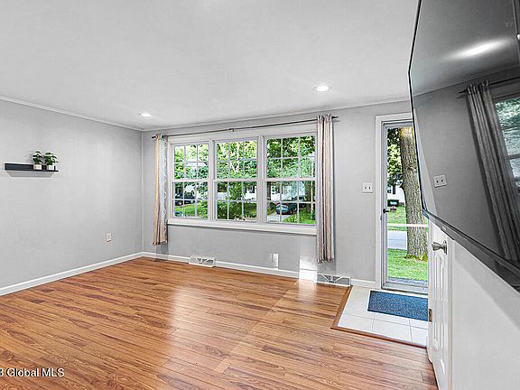 4th image of 33 Red Oak Lane