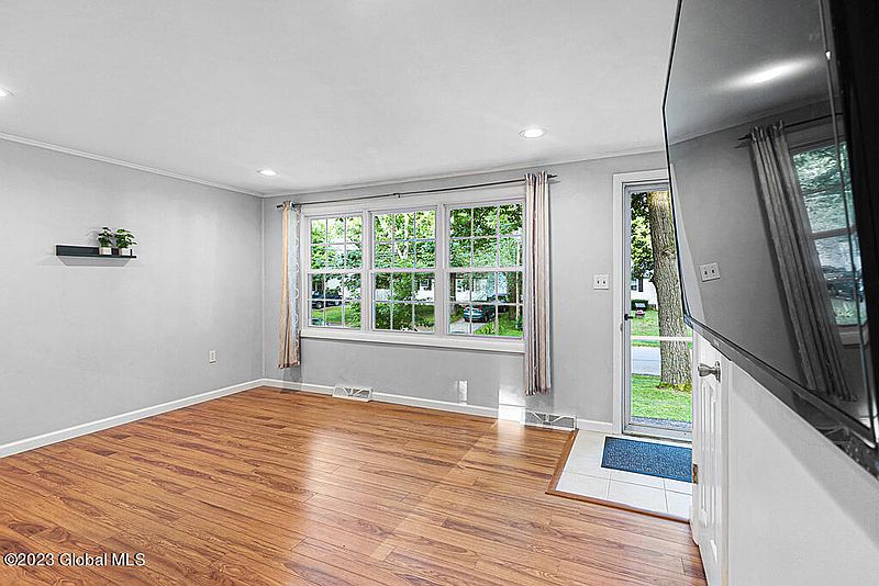 4th image of 33 Red Oak Lane