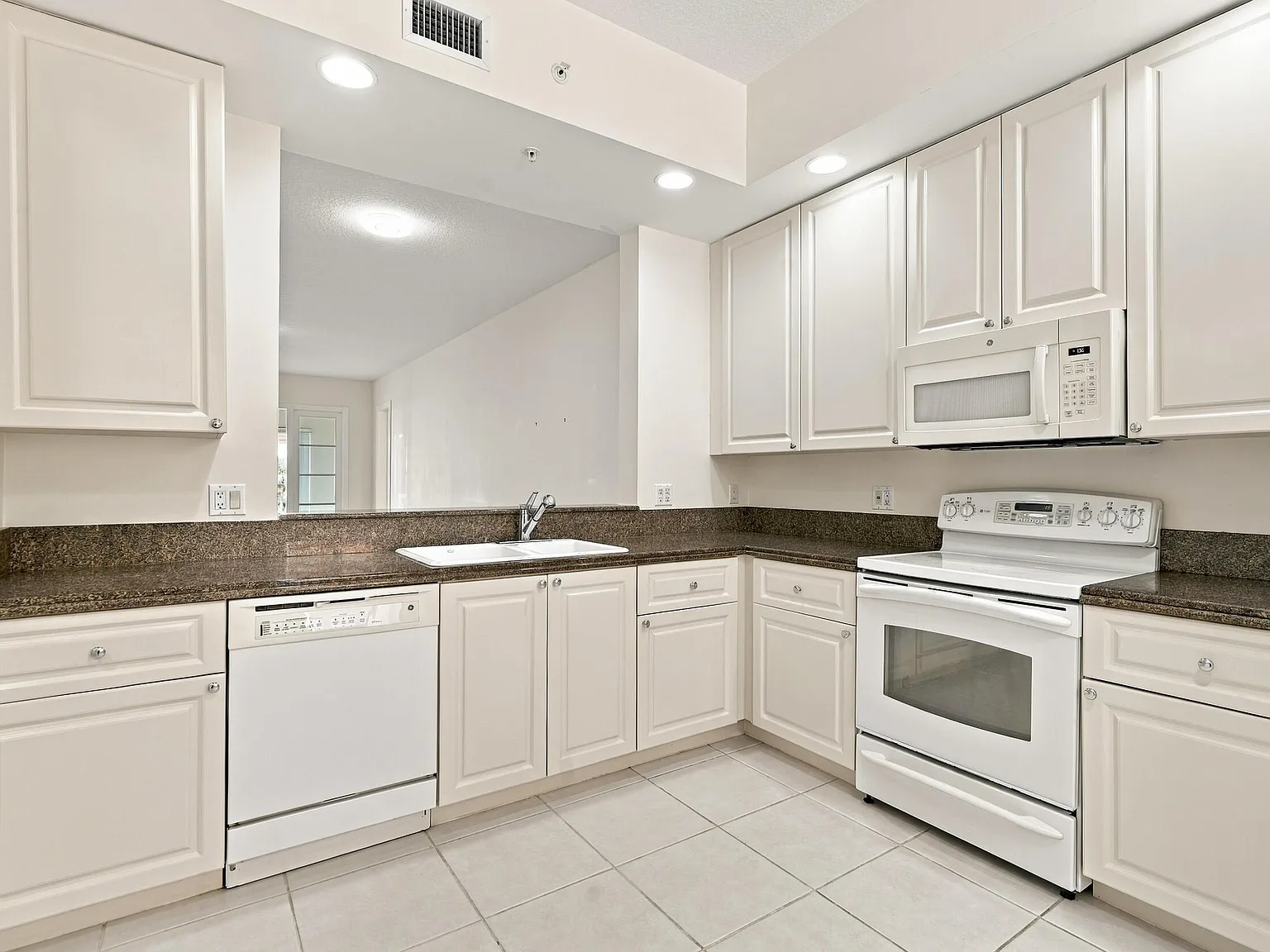 2 bed, 2.0 bath, 1989 sqft, $2,500 — Photo 3