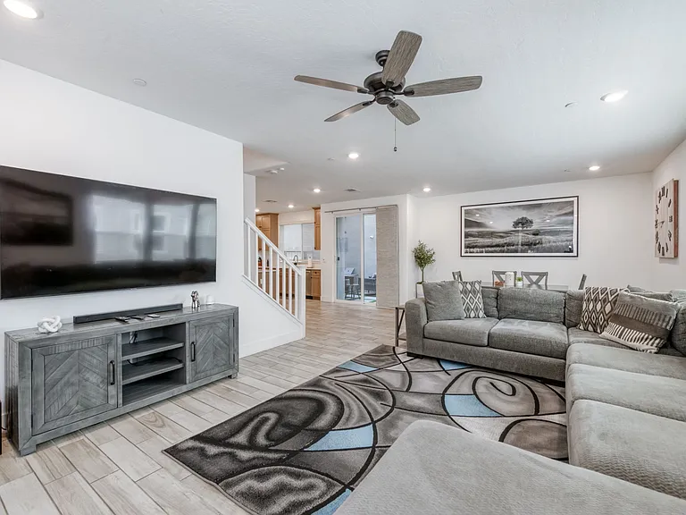 2833 E Teaberry Dr — Photo 2