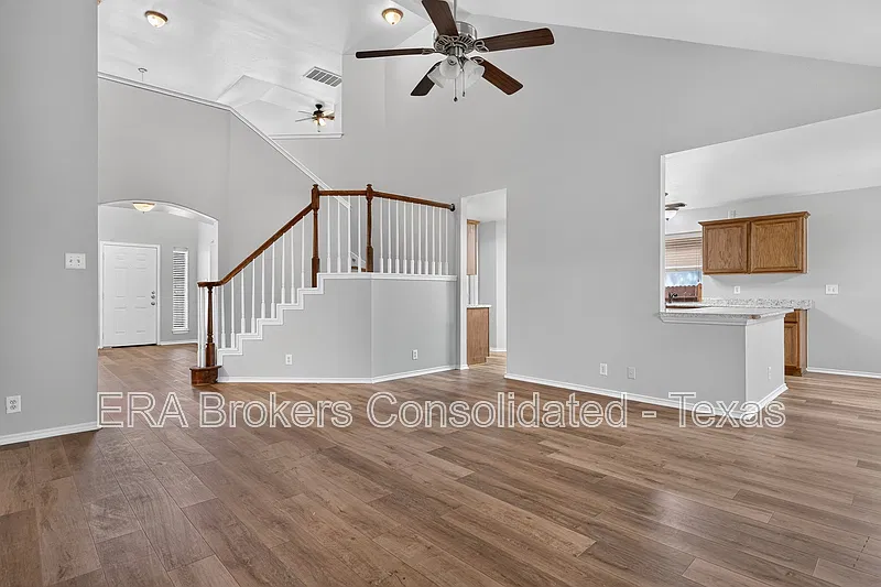 4 bed, 2.5 bath, 2611 sqft, $2,050 — Photo 4