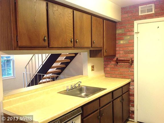 5th image of 37 Woodenbridge Ct #A