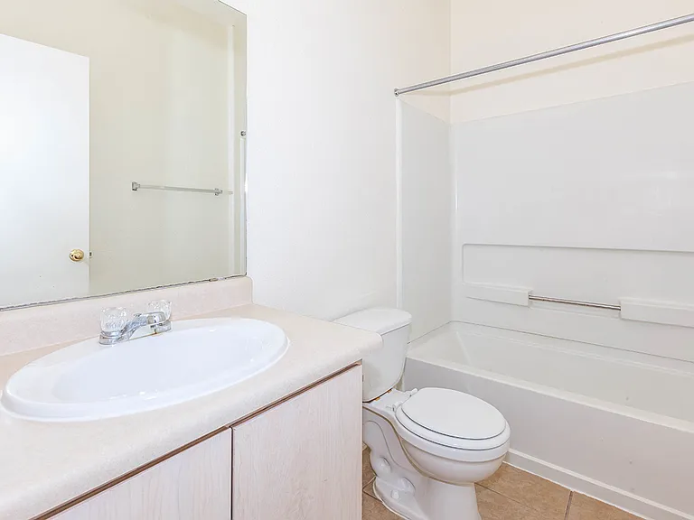 San Martin Apartments — Photo 24