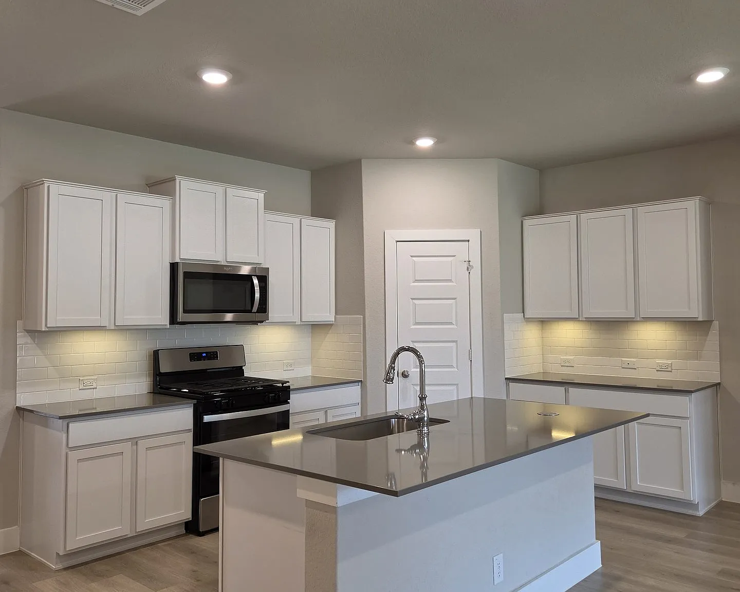 4 bed, 2462 sqft, $2,555 — Photo 3