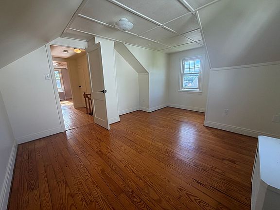 3rd image of 5 E Walnut St