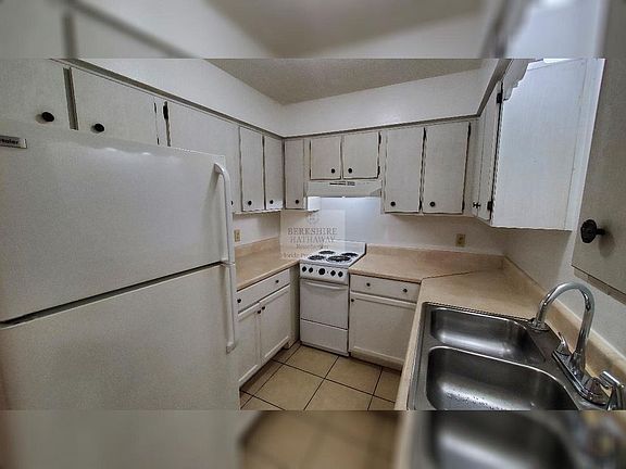 3rd image of 405 W Myrtle St APT 3