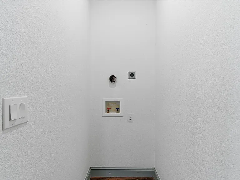 1731 W Elm St — Photo 16