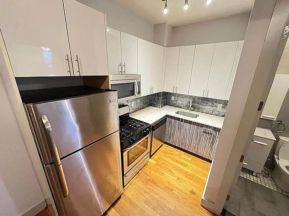 5th image of 305 Malcolm X Blvd #2R