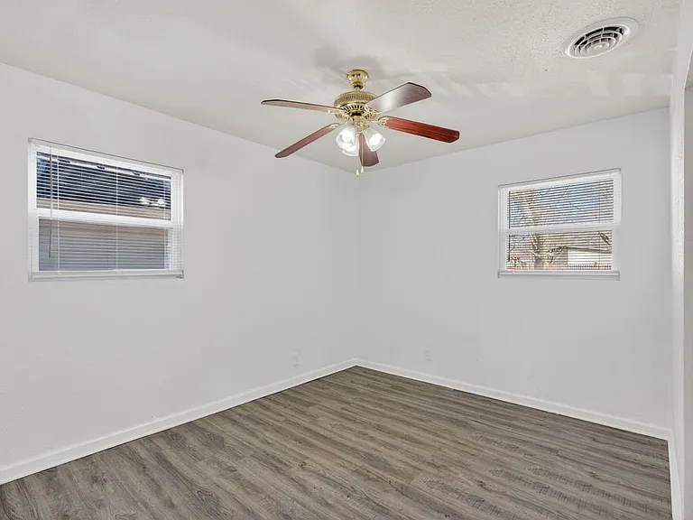 811 Saint Thomas Ln — Photo 10