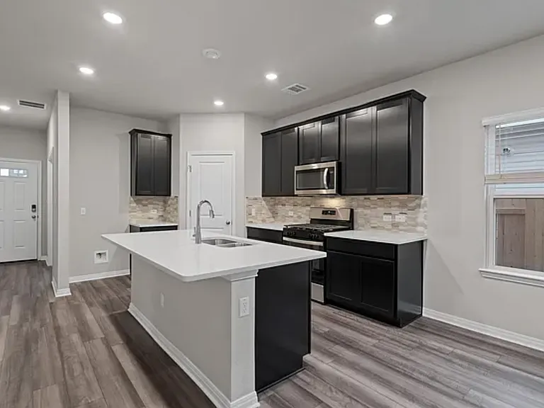 528 Loriner Way — Photo 6