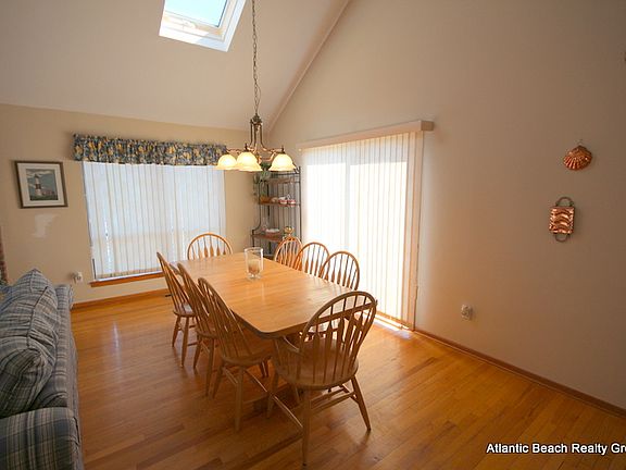 3rd image of 8 Freemont Pl
