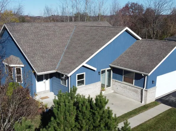 102 Hidden Lake DRIVE, Slinger, WI 53086