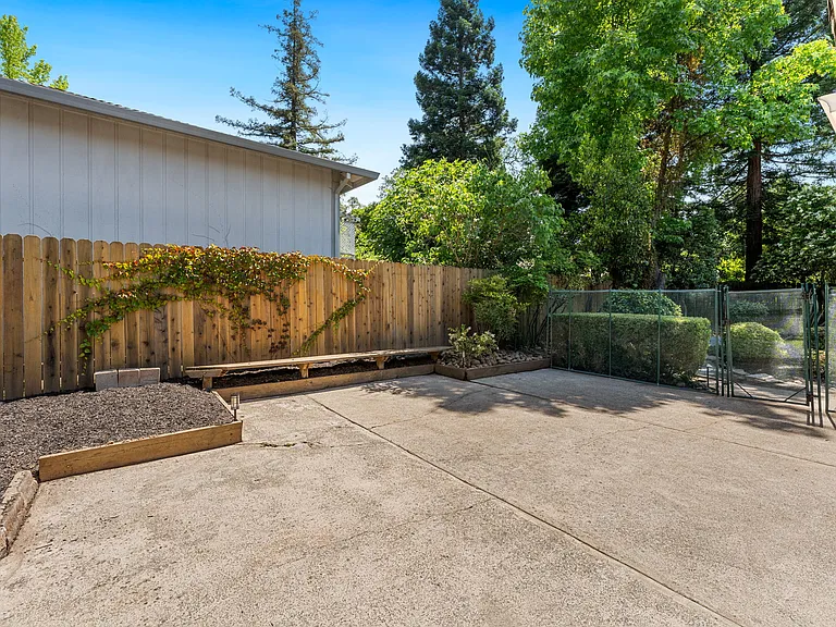 3072 Latham Ln — Photo 26