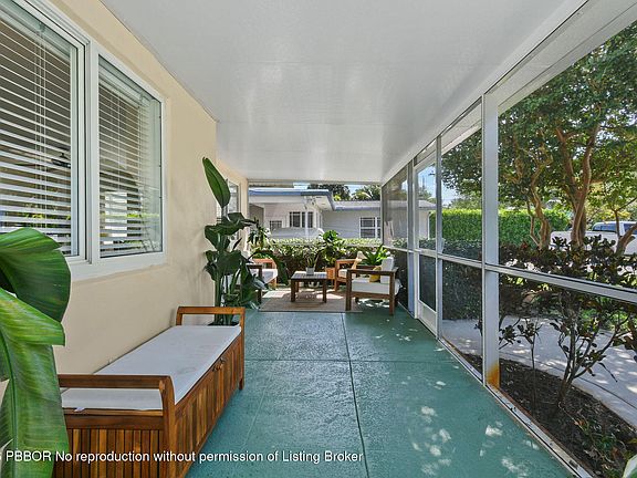 4th image of 2401 Country Oaks Ln