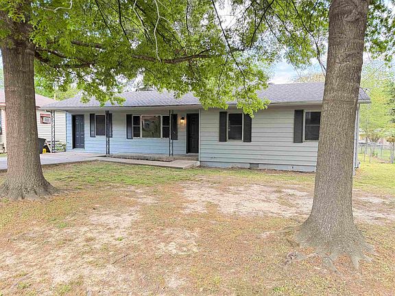 2nd image of 304 N Pecan St