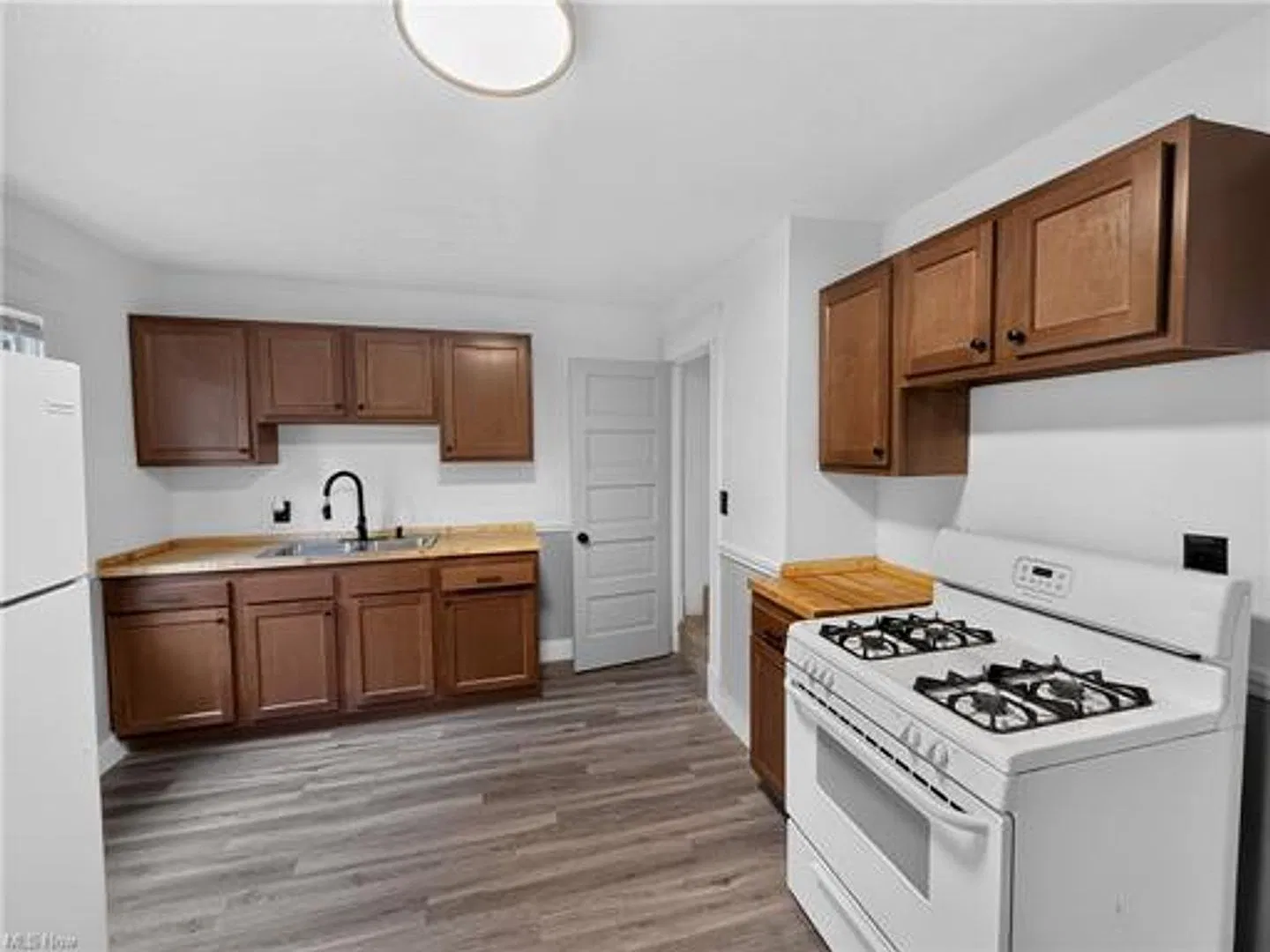 4 Bedrooms Single Family For Rent — Photo 4
