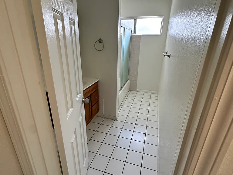 Courtyard Square Apartments — Photo 24