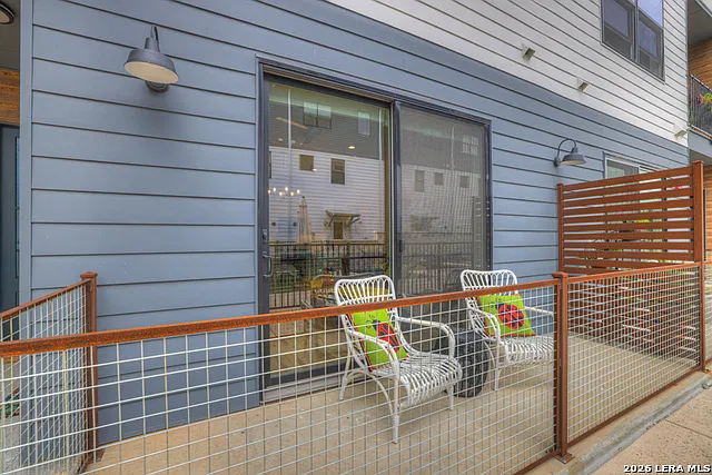 1 bed, 1.0 bath, 688 sqft, $1,200 — Photo 2
