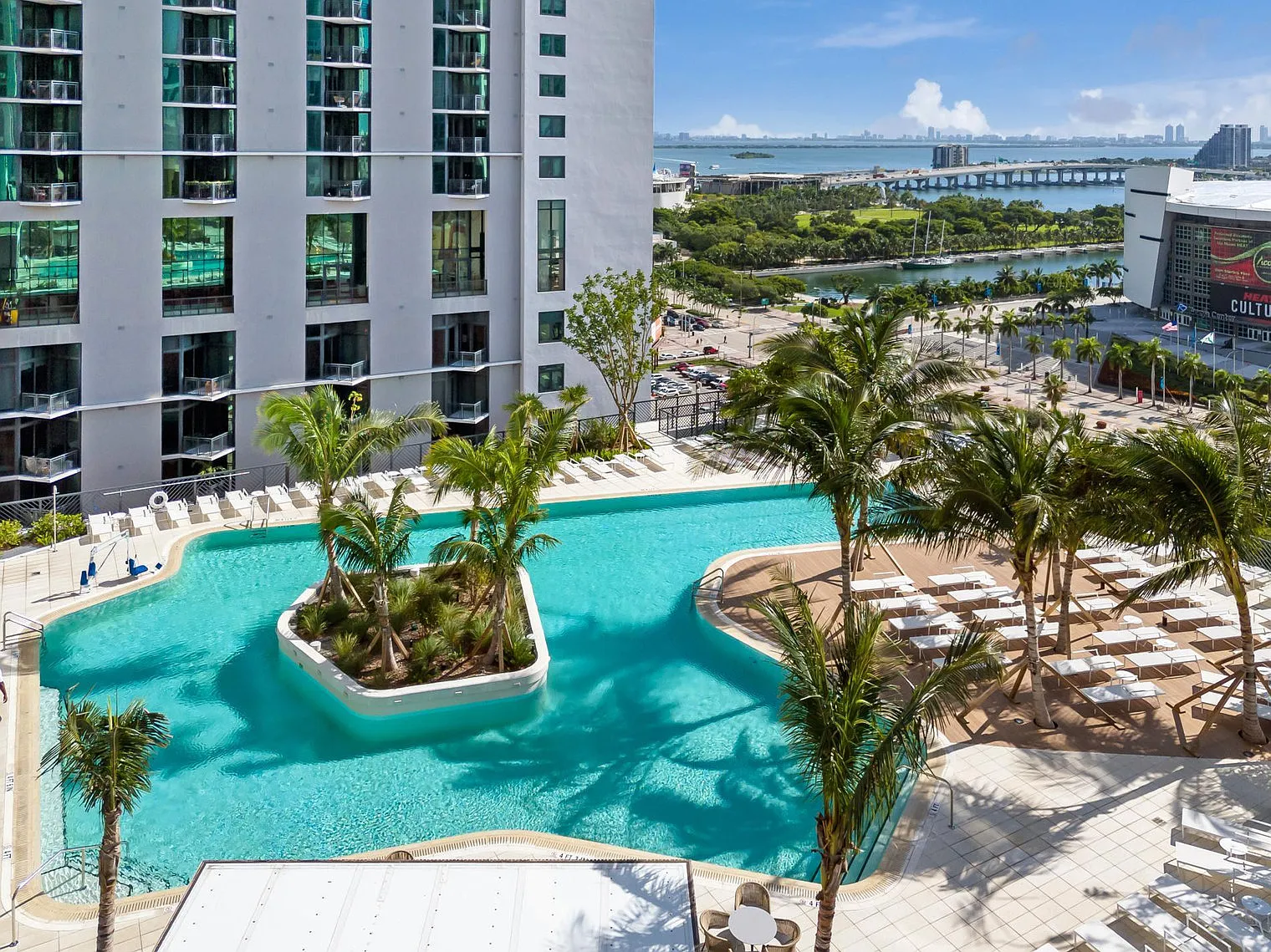 1 bed, 1.0 bath, 688 sqft, $7,482 — Photo 3