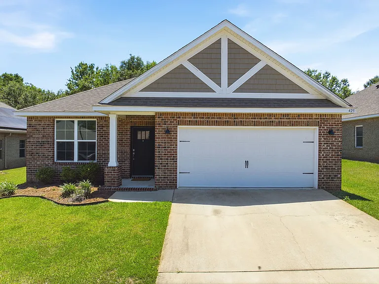 425 Pemberton Ln — Photo 1