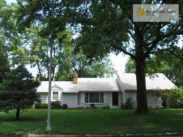 SPACIOUS 1 1/2 STORY ON HUGE LOT