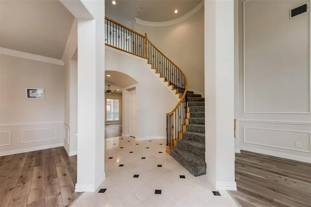5 bed, 4.0 bath, 3855 sqft, $5,900 — Photo 3