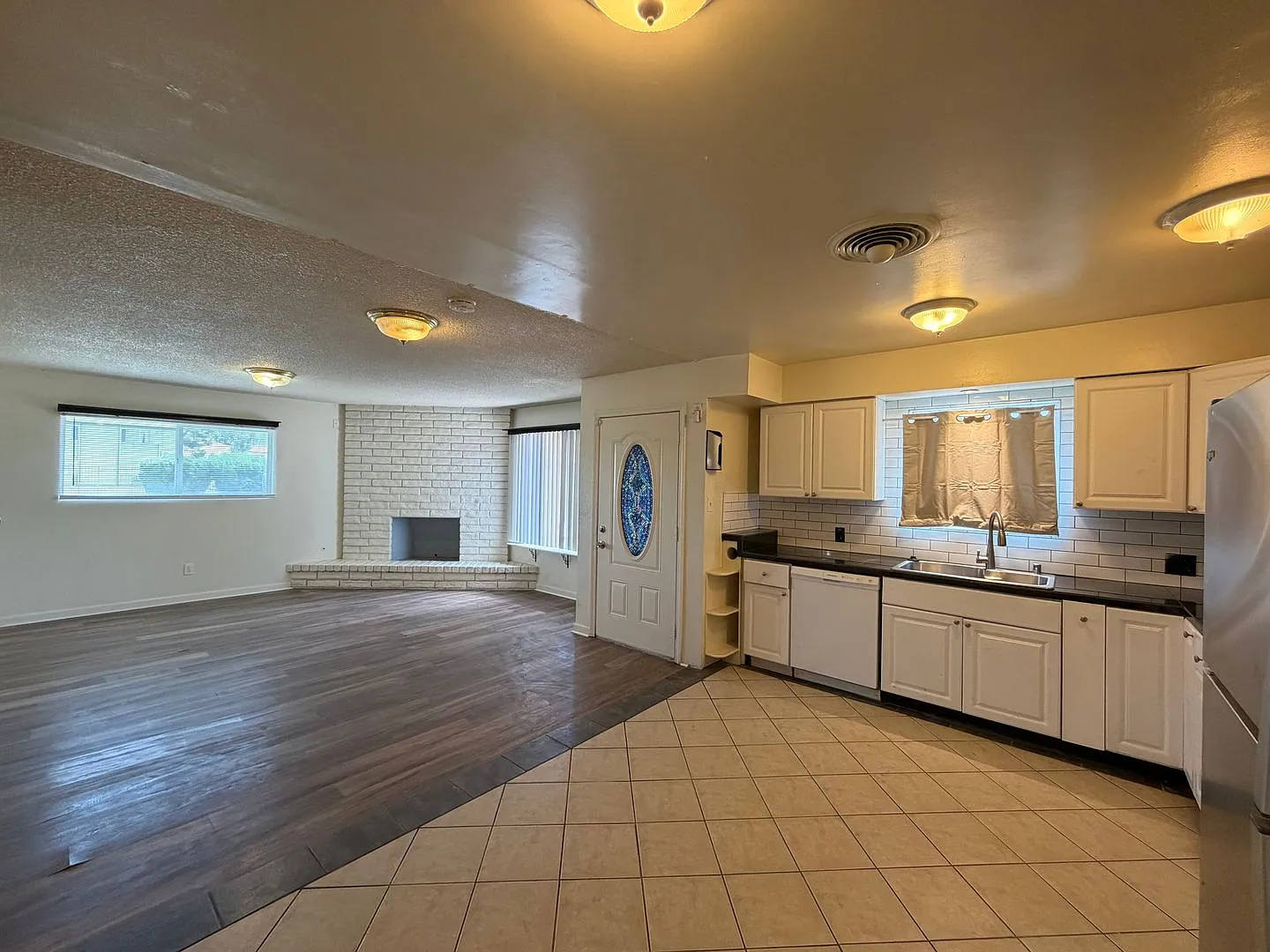 Adorable Home in Oleander Area! — Photo 3