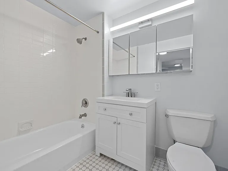 520 W 48th St #6D — Photo 7