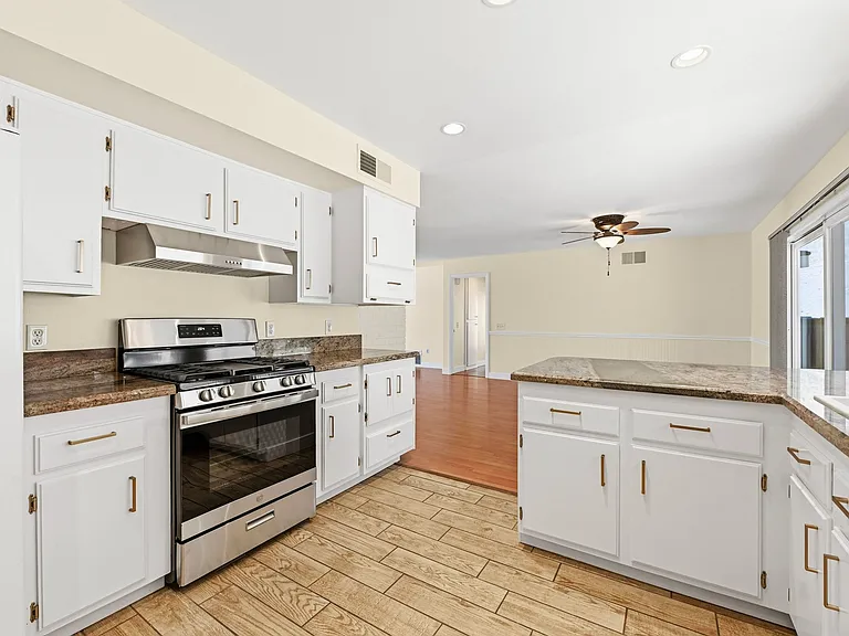 1451 Kenora St — Photo 12