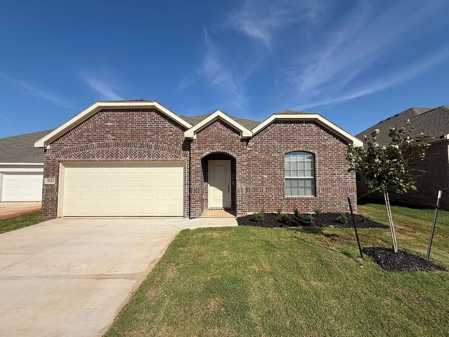 Luxurious and Spacious 4 Bedroom Home in Mustang School District — Photo 1