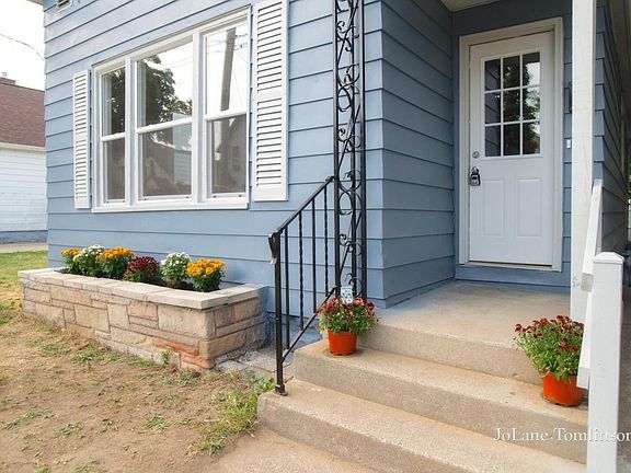 2nd image of 811 8th St NW