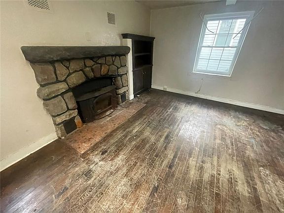 4th image of 307 S Water St