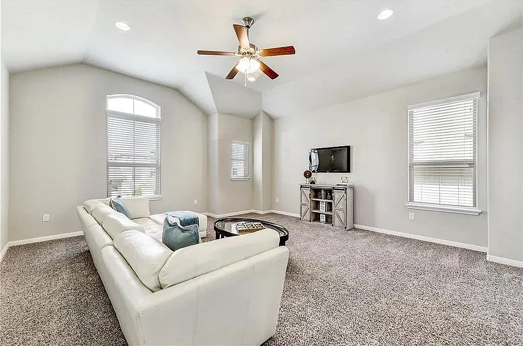 3 bed, 2.5 bath, 1888 sqft, $2,400 — Photo 3