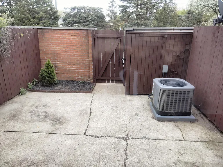 1759 Willoway Cir N — Photo 7